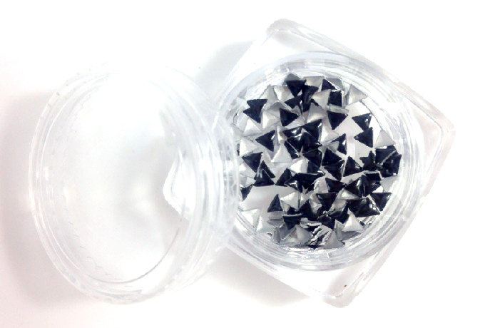 Háromszög alakú szegecs 50db 3-30-17